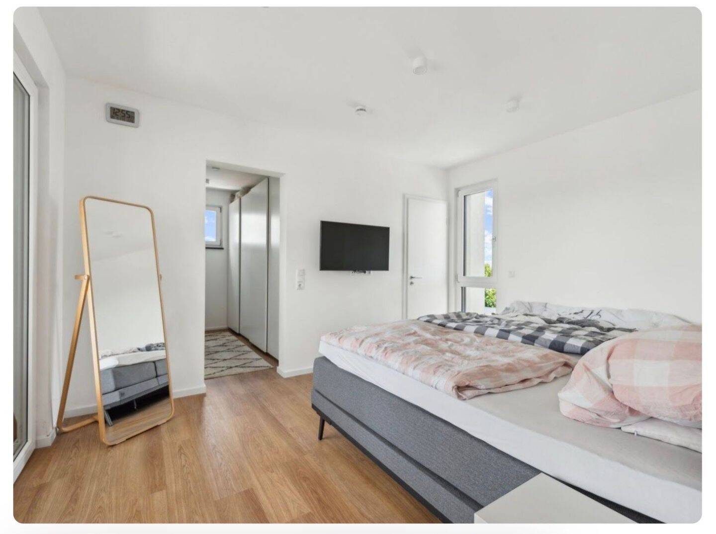 Attraktive 148qm2 Wohnung im 2.OG – hell, großzügige Zimmer. Zentral gelegen nahe Siemens Campus. Barrierefreier Direktzugang mit dem Aufzug – 91058 Erlangen – Vorschaubild 3