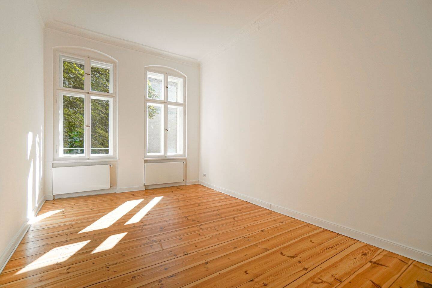 Zeitloser Berliner Altbau – 2 Zimmer mit Originalstuck und viel Charme – 10247 Berlin – Vorschaubild 3
