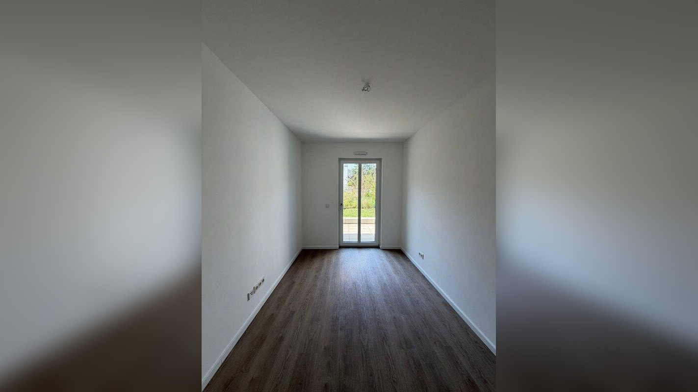 Lichtdurchflutete 3-Raum-Wohnung mit Einbauküche und Terrasse – 1067 Dresden – Vorschaubild 3