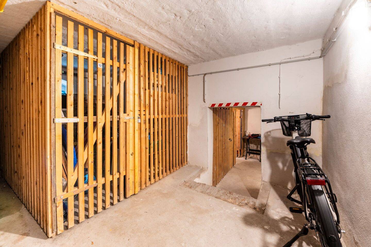 Charmante leerstehende 2-Zimmer-Etagenwohnung mit Parkett im Denkmalobjekt – 1157 Dresden – Vorschaubild 9