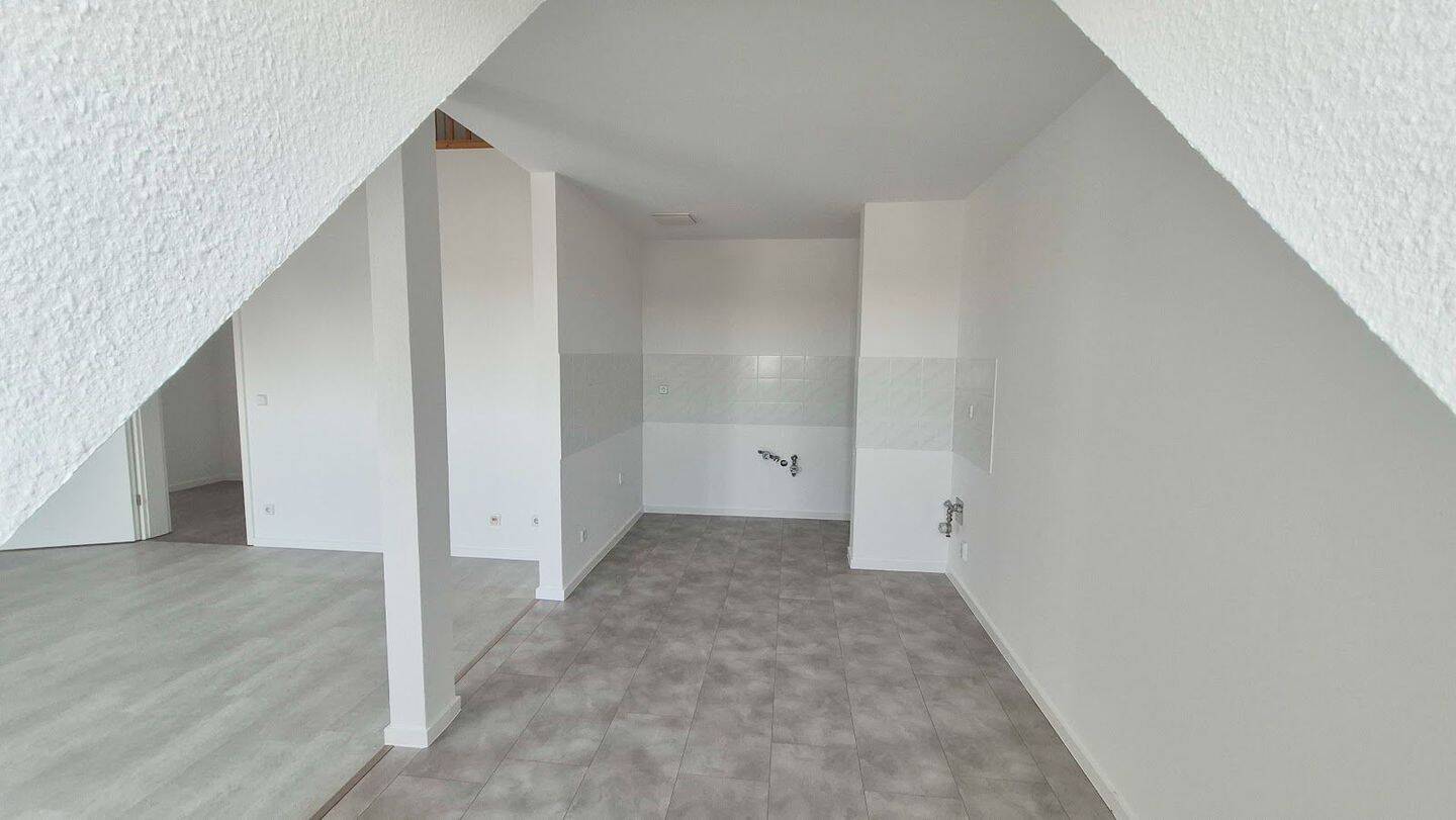 Dachgeschoss-Wohnung auf 2 Ebenen** 4 Zimmer + 2 Bäder + viel Platz – 99089 Erfurt – Vorschaubild 3