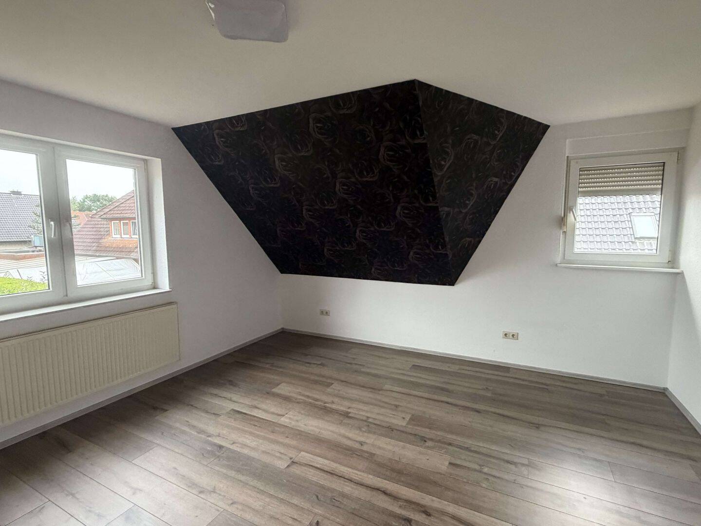 Sehr helle und attraktive 4-Zimmer-Dachgeschosswohnung im Zweifamilienhaus mit Einbauküche, Carport und Stellplatz – 49584 Fürstenau – Vorschaubild 9