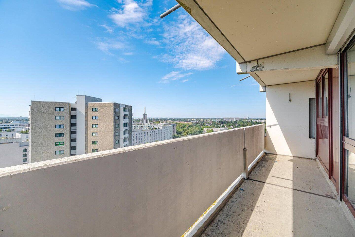 Bezugsfreie 3-Zimmer-Wohnung im 13. Obergeschoss mit zwei Balkonen und Alpenblick – 81379 München – Vorschaubild 4