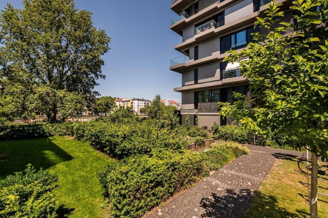 Jeden Tag Spreeblick – Exklusive 2-Zimmer-Wohnung mit Loggia & Tiefgaragenstellplatz – 10555 Berlin – Vorschaubild 3