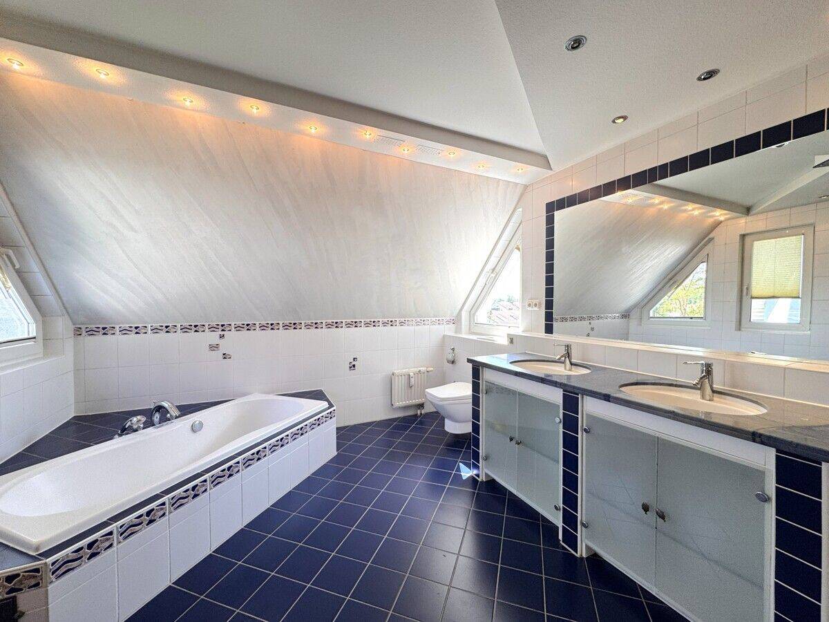 WOW! 170 m² -Platz-Traum-ETW mit Balkonen, 2 Duplexgaragen u.v.m. in Lauf a. d. Pegnitz – 91207 Lauf a.d. Pegnitz – Vorschaubild 8