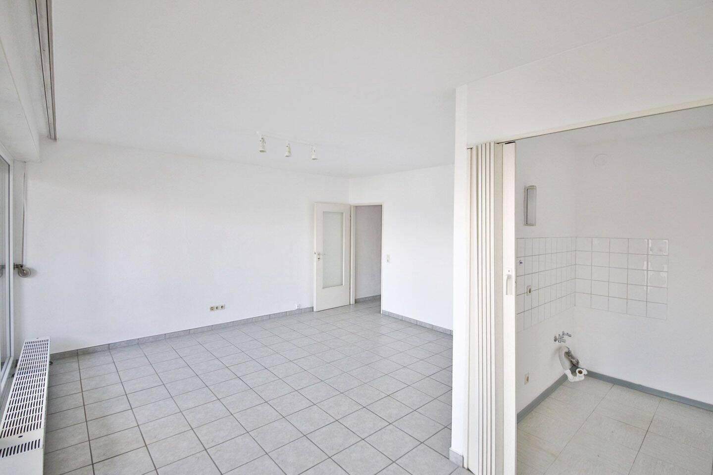 Modernisierte 2-Zimmer-Wohnung mit zwei Balkonen, Weitblick über Karlsruhe & sanierter Wohnanlage – 76131 Karlsruhe – Vorschaubild 5