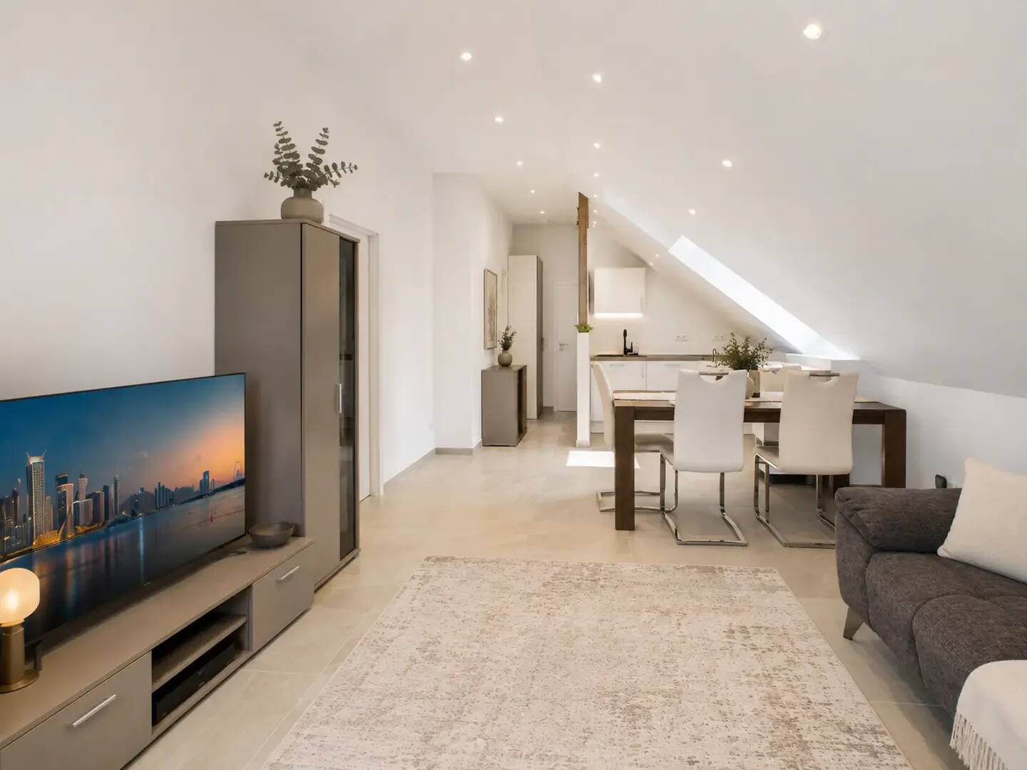 Moderne 2-Zimmer-DG Wohnung mit EBK, Fußbodenheizung & Stellplatz – 94501 Aidenbach – Vorschaubild 5