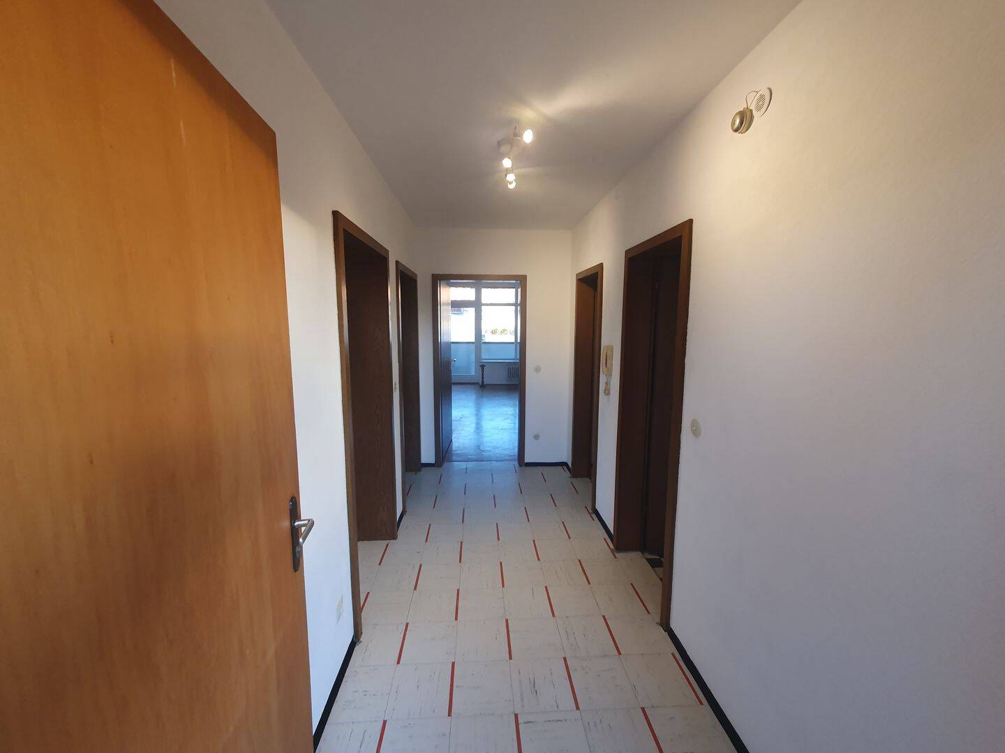 Helle 3-Zimmer-Wohnung mit zwei Balkonen, Gartenanteil und Garage in ruhiger, begehrter Lage – 85055 Ingolstadt – Vorschaubild 3