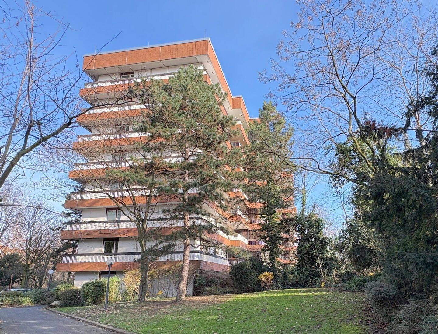 Terrassenwohnung im Grünen – 4 Zimmer mit Einbauküche, modernes Bad, Gäste-WC, Balkon, HWR – 50968 Köln – Vorschaubild 3