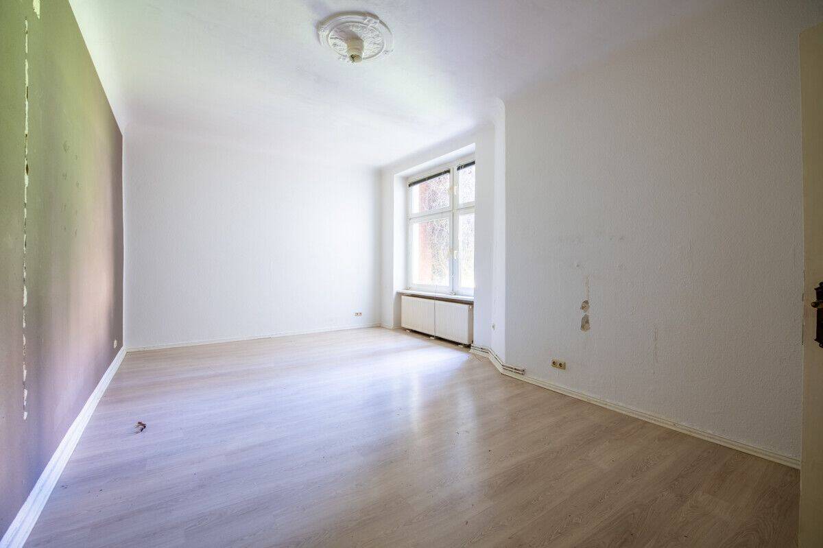 Bezugsfrei: Großzügige 1-Zimmer-Altbauwohnung mit Parkett & Stuck im ruhigen Hinterhaus – 13353 Berlin – Vorschaubild 3