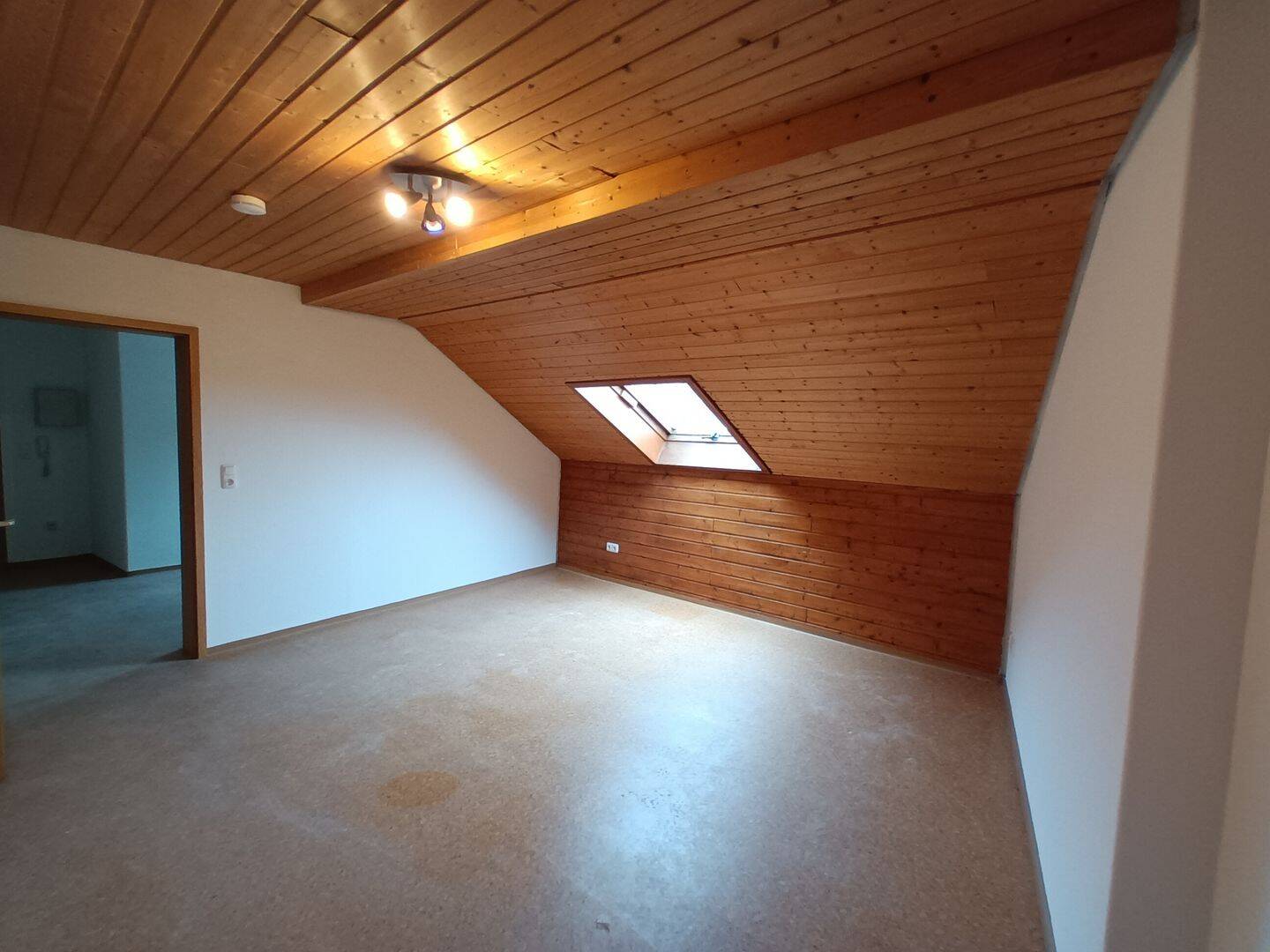 H-41002 – Dachgeschosswohnung mit Einbauküche im Stadtzentrum – 95028 Hof – Vorschaubild 3