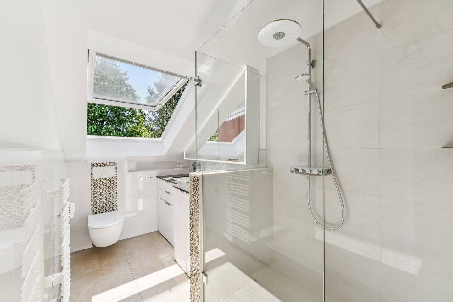 Lichtdurchflutete 2,5 Zimmer Dachgeschosswohnung – 81825 München – Vorschaubild 4