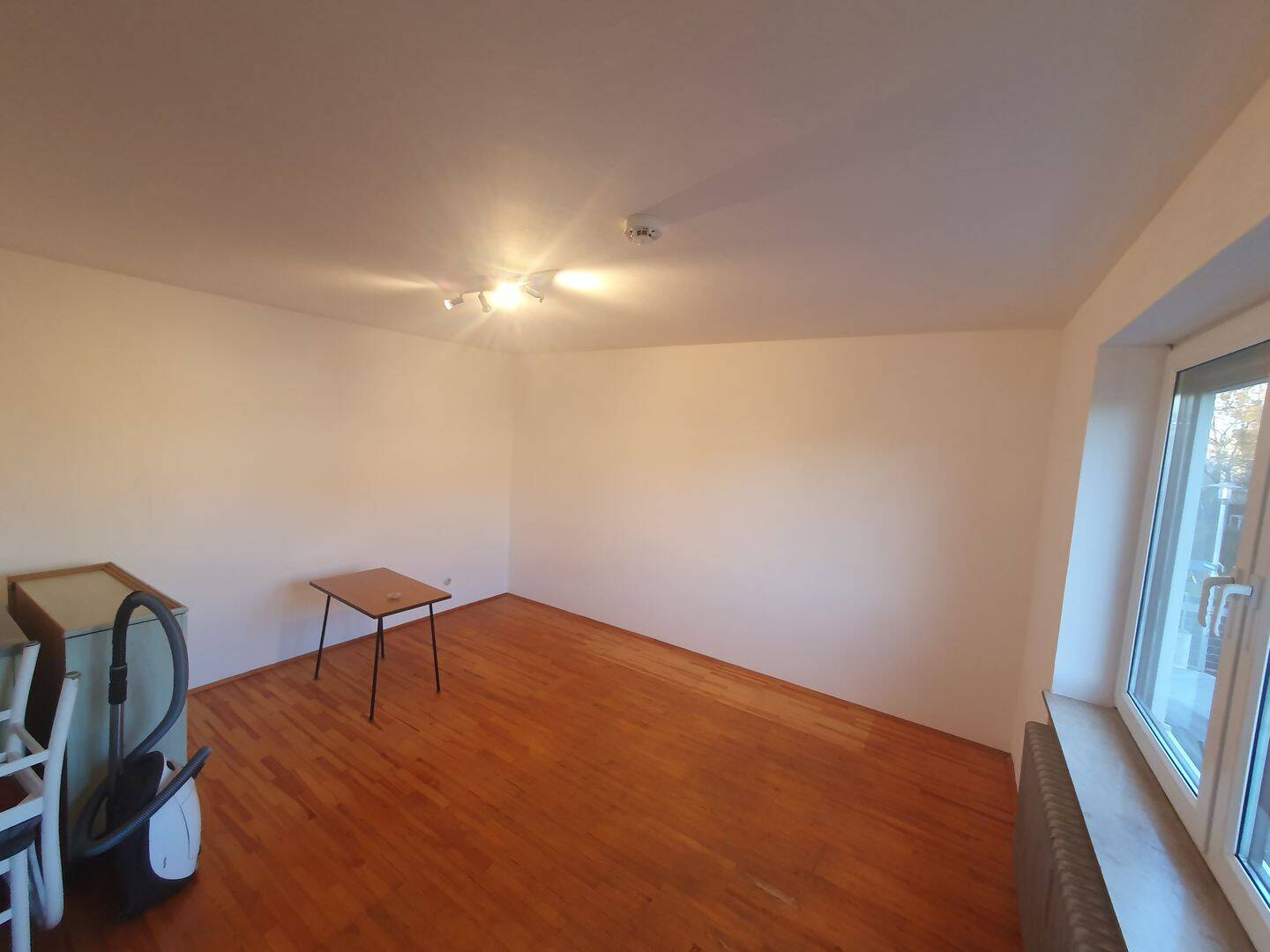 Helle 3-Zimmer-Wohnung mit zwei Balkonen, Gartenanteil und Garage in ruhiger, begehrter Lage – 85055 Ingolstadt – Vorschaubild 4