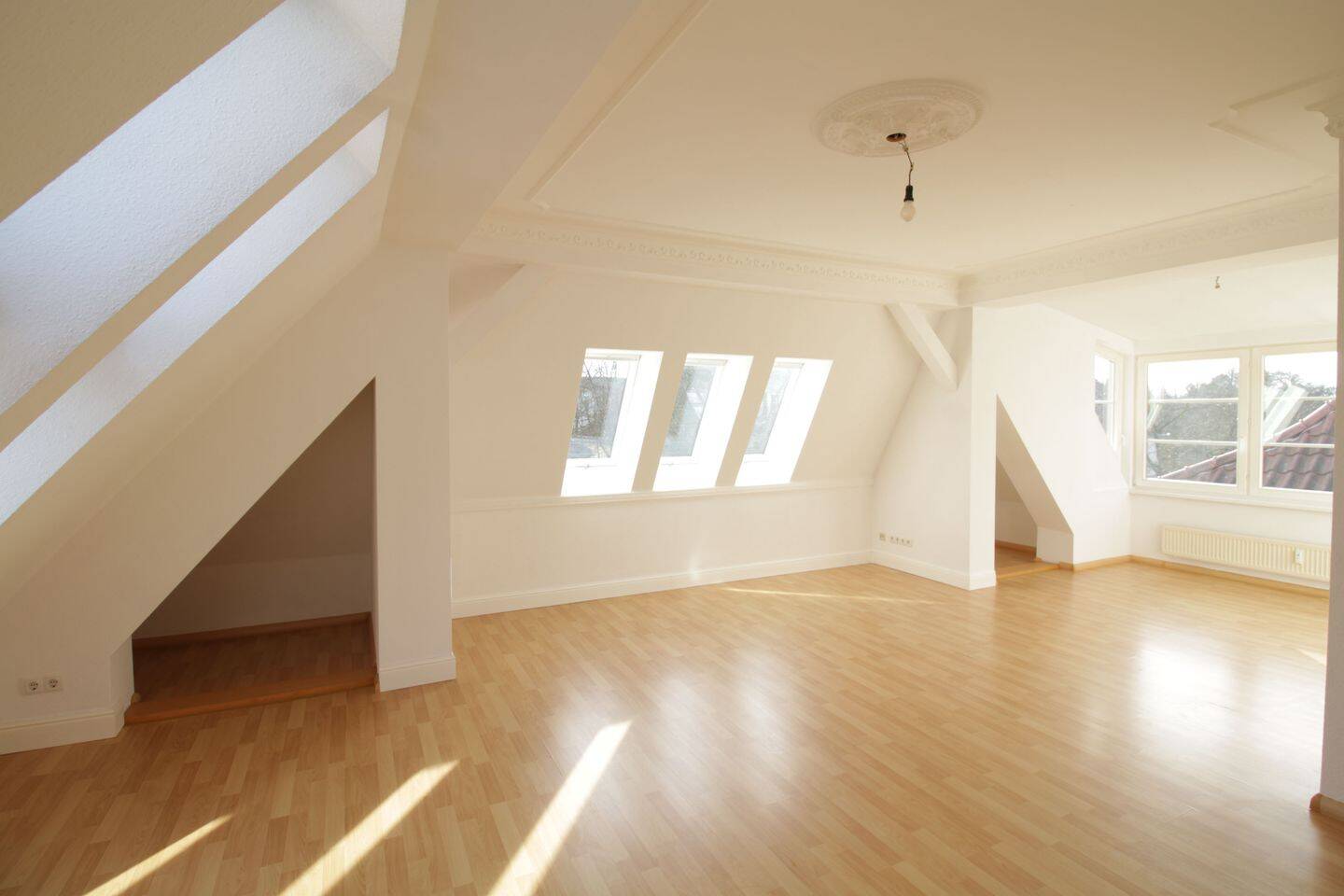 Bezugsfrei nahe FU Berlin: helle 2-Zimmer-Dachgeschosswohnung am Breitenbachplatz – 12163 Berlin – Vorschaubild 3