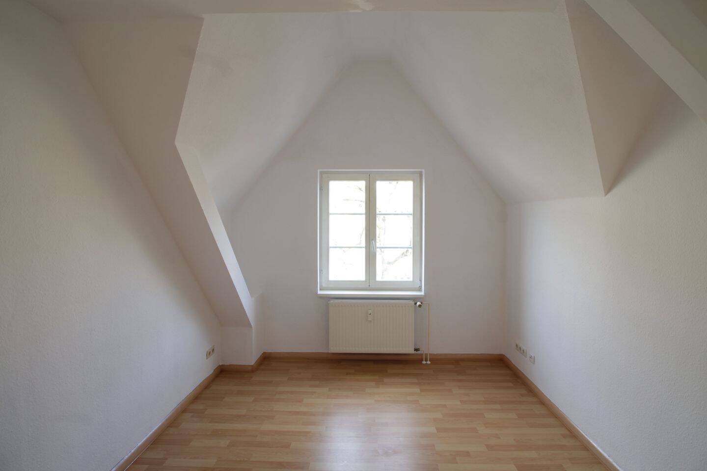 Bezugsfrei nahe FU Berlin: helle 2-Zimmer-Dachgeschosswohnung am Breitenbachplatz – 12163 Berlin – Vorschaubild 4