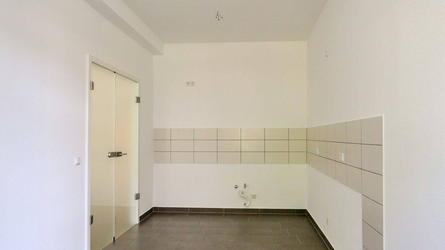 Sofort bezugsbereite Altbauwohnung mit eigenem Garten, Terrasse und Fernwärme – 1309 Dresden – Vorschaubild 3