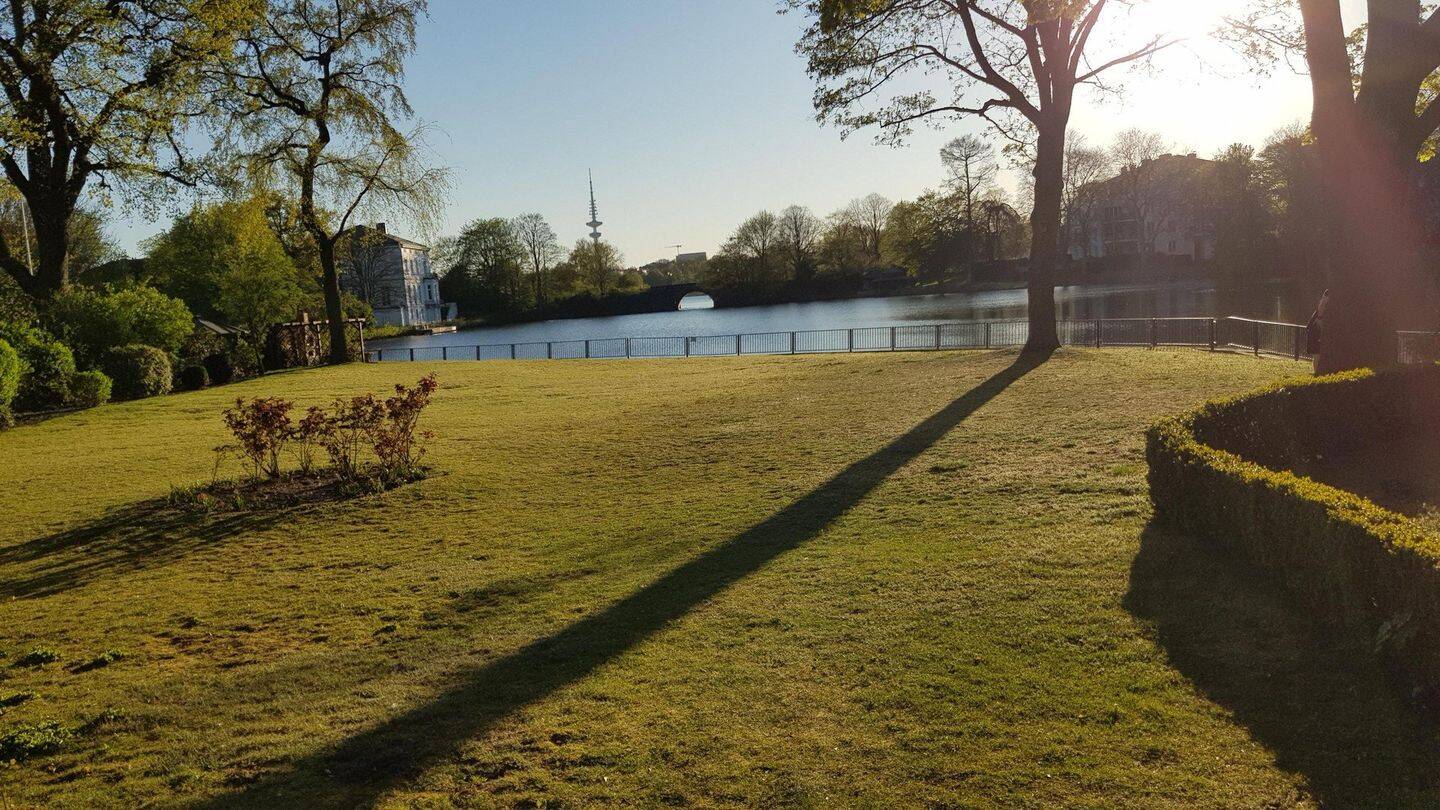 JOKER : 2 Zi. möbliert direkt an der Alster mit Garten Süd-West – BLICK auf den FEENTEICH – 22085 Hamburg – Vorschaubild 3