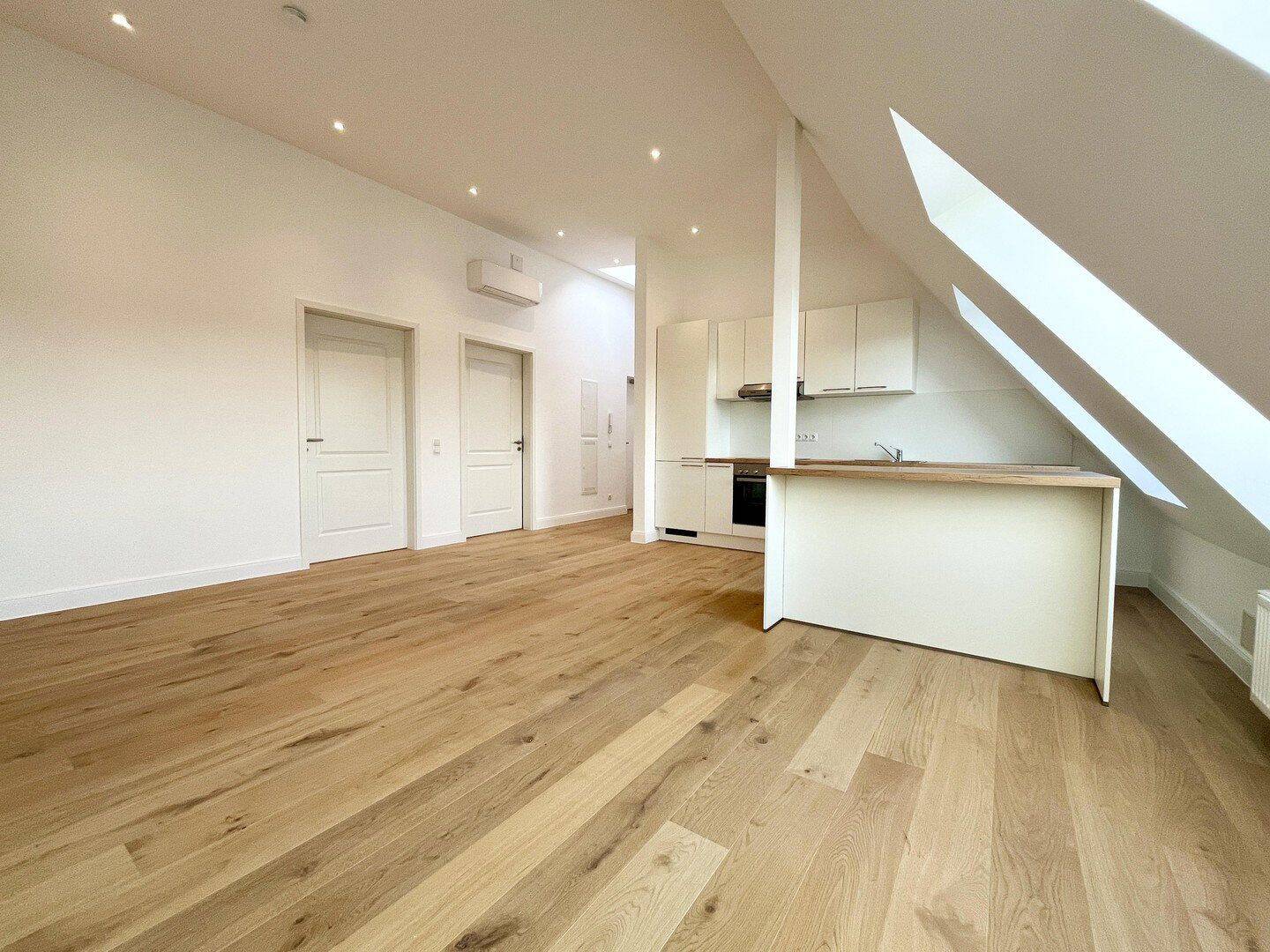 Dachgeschosswohnung mit Klimaanlage und 3 Zimmern | komplett saniert | Einbauküche | hohe Decken – 12459 Berlin – Vorschaubild 3