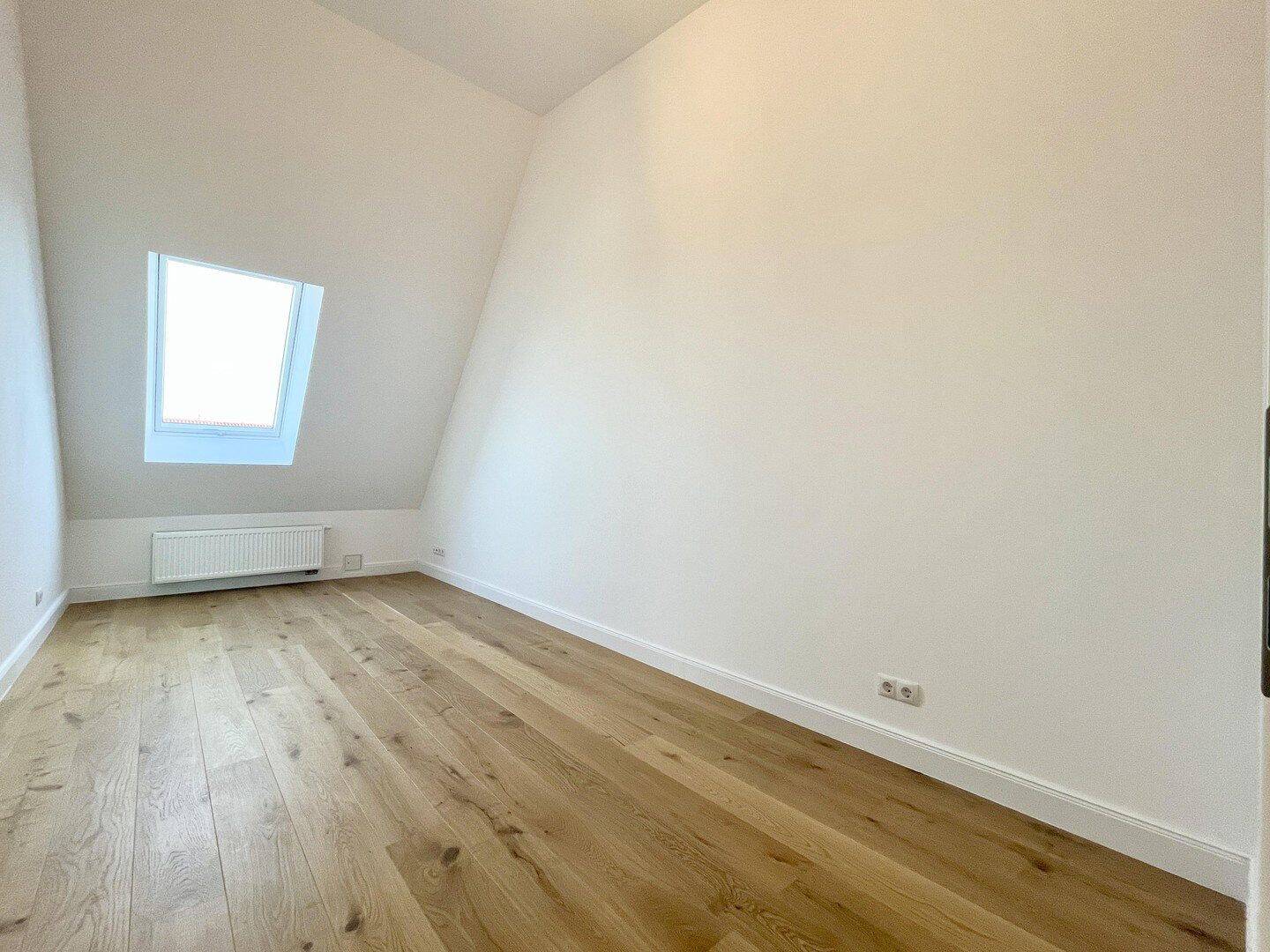 Dachgeschosswohnung mit Klimaanlage und 3 Zimmern | komplett saniert | Einbauküche | hohe Decken – 12459 Berlin – Vorschaubild 4