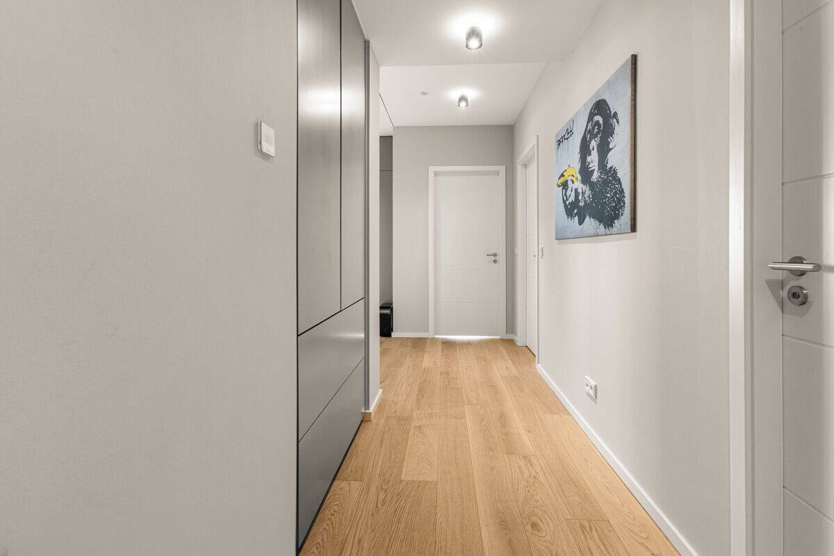 Wohnen im 16. Stock mit spektakulärer Aussicht – Vollmöblierte Luxuswohnung im ROOTS – 20457 Hamburg – Vorschaubild 3
