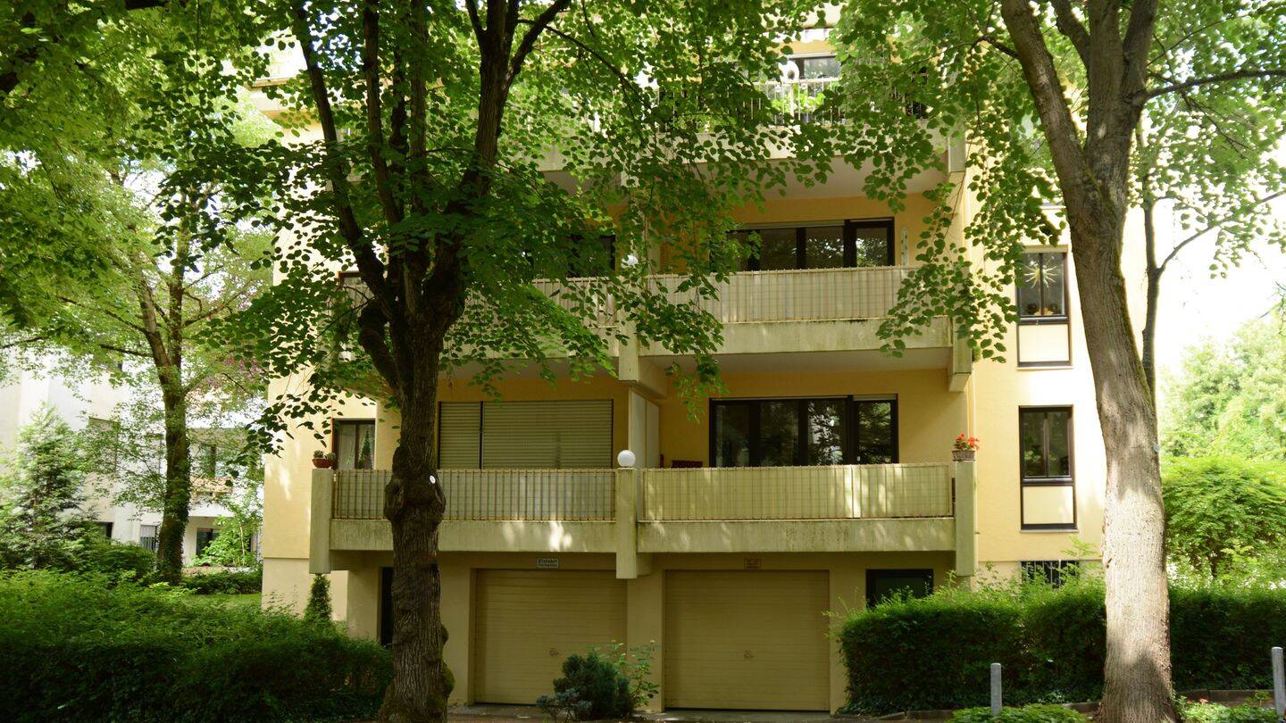 Stilvolles Wohnen mit Blick ins Grüne: Großzügige 3-4 Zimmer DG-Wohnung mit Balkon, Kamin & Garage – 65189 Wiesbaden – Vorschaubild 3