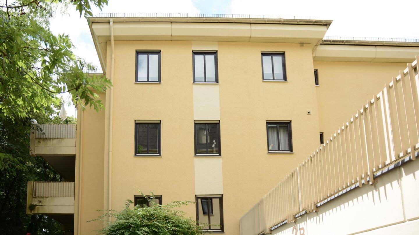 Stilvolles Wohnen mit Blick ins Grüne: Großzügige 3-4 Zimmer DG-Wohnung mit Balkon, Kamin & Garage – 65189 Wiesbaden – Vorschaubild 4
