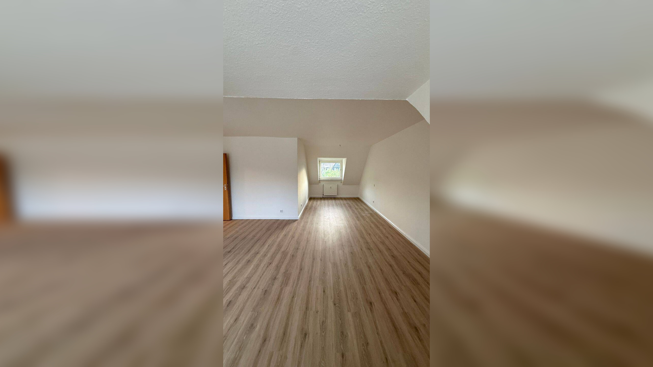 Helle Dachgeschosswohnung mit großzügigem Wohnbereich und modernem Ambiente – 45143 Essen – Vorschaubild 3