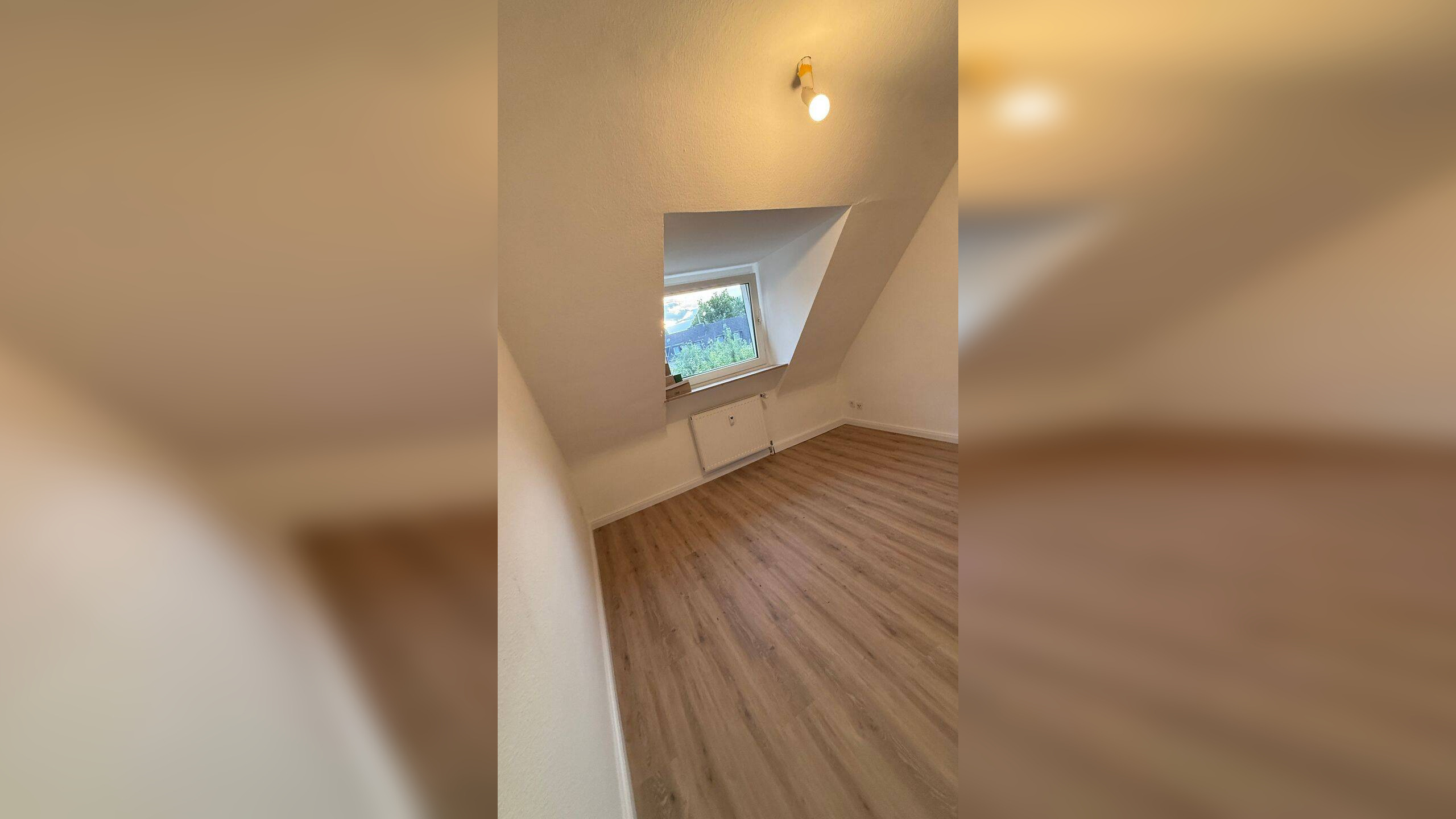 Helle Dachgeschosswohnung mit großzügigem Wohnbereich und modernem Ambiente – 45143 Essen – Vorschaubild 4