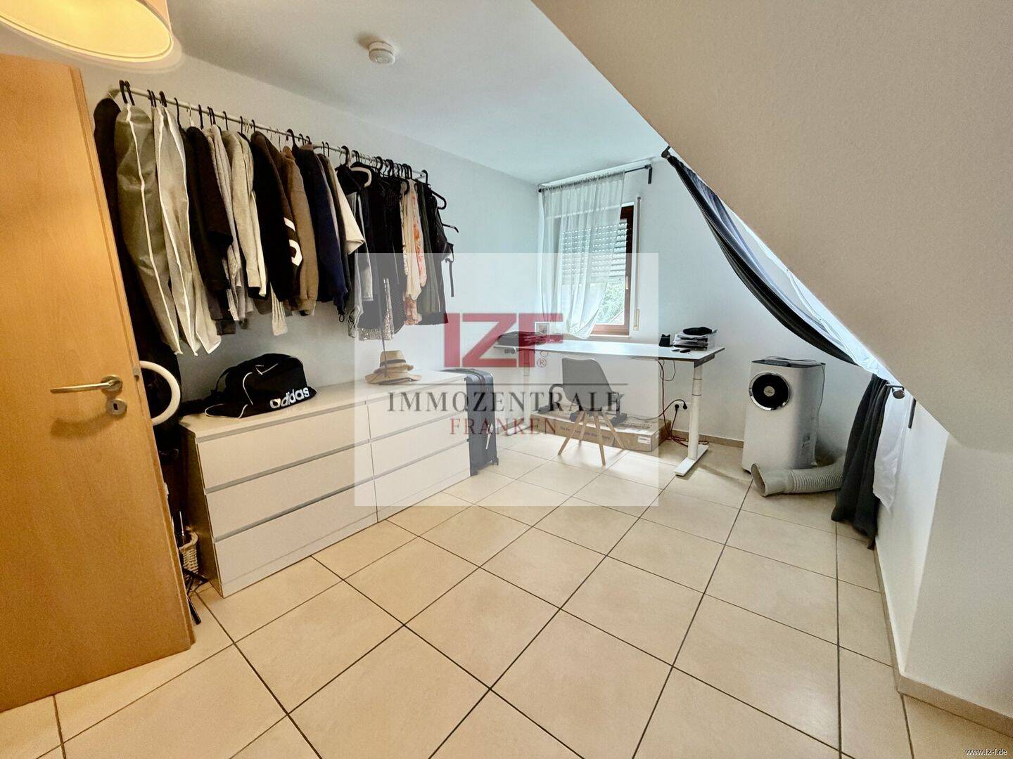 Ruhig und grün wohnen: Gepflegte 3-Zimmer-Dachgeschosswohnung mit Duplex-Stellplatz – 90766 Fürth – Vorschaubild 3