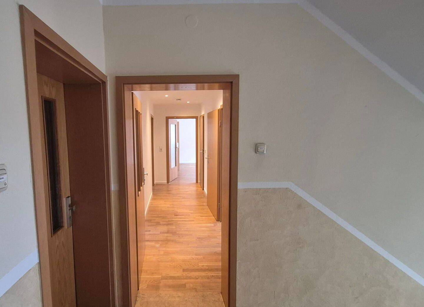 Hell & renoviert & gute Lage: 3-Zimmer-Wohnung mit Tageslichtbad, separate Küche mit Einbauküche – 18055 Rostock – Vorschaubild 10