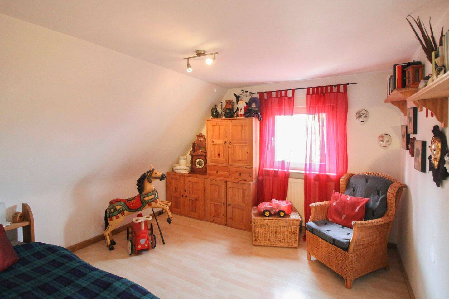 Familienglück mit Garten, Doppelgarage & ausgebautem Dachgeschoss – sofort bezugsfrei! – 97215 Uffenheim – Vorschaubild 4