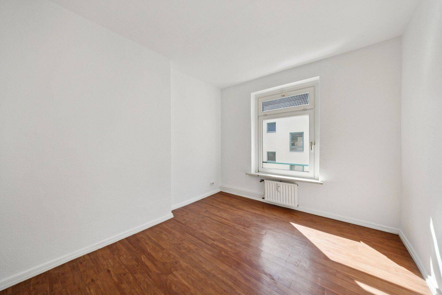 Altbau-Charme mit Potenzial – 3-Zimmer-Wohnung im denkmalgeschützten Altbau – 20539 Hamburg – Vorschaubild 3