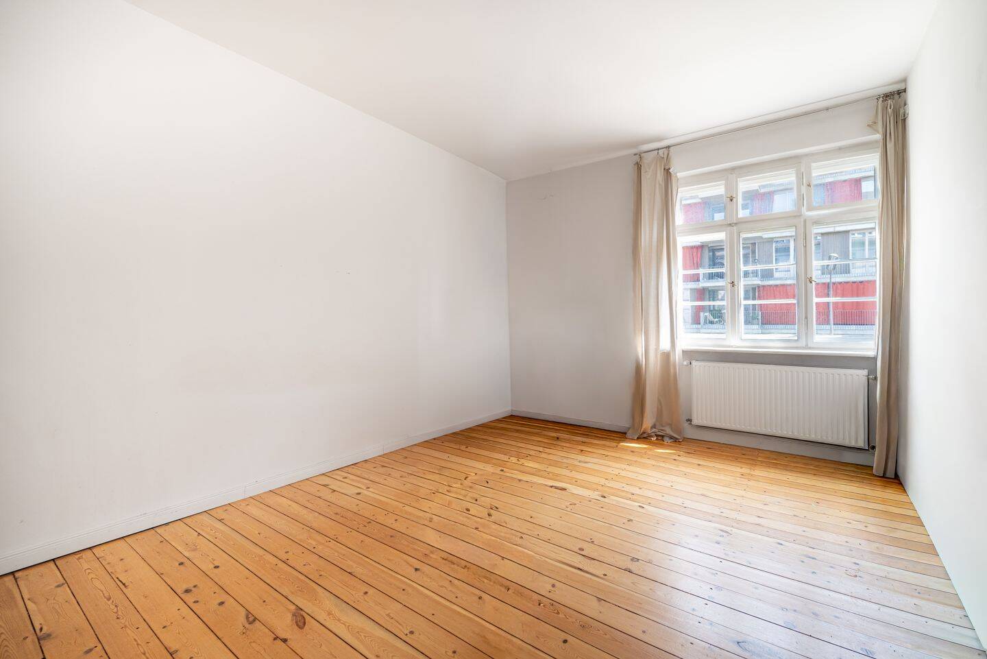 ? Altbaucharme in Schöneberg – Sanierte 2-Zi.-Wohnung mit viel Licht, Dielen, EBK & Tageslichtbad – 10829 Berlin – Vorschaubild 3