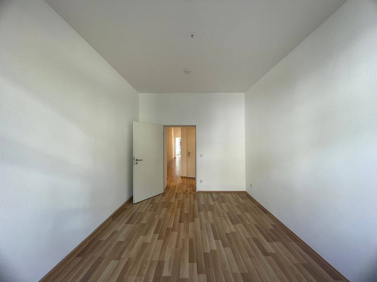Altbaucharme trifft moderne Ausstattung! Großzügige 3-Zimmer-Wohnung ab sofort frei – 40215 Düsseldorf – Vorschaubild 3