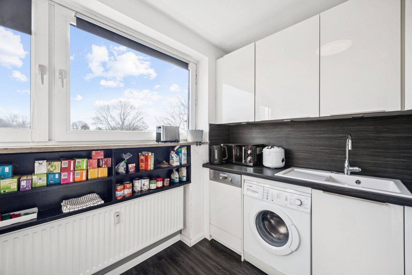 Attraktive 2-Zimmer-Wohnung mit Balkon und Tiefgaragenstellplatz – Modernisiert für Ihr Wohlbefinden – 22117 Hamburg – Vorschaubild 3