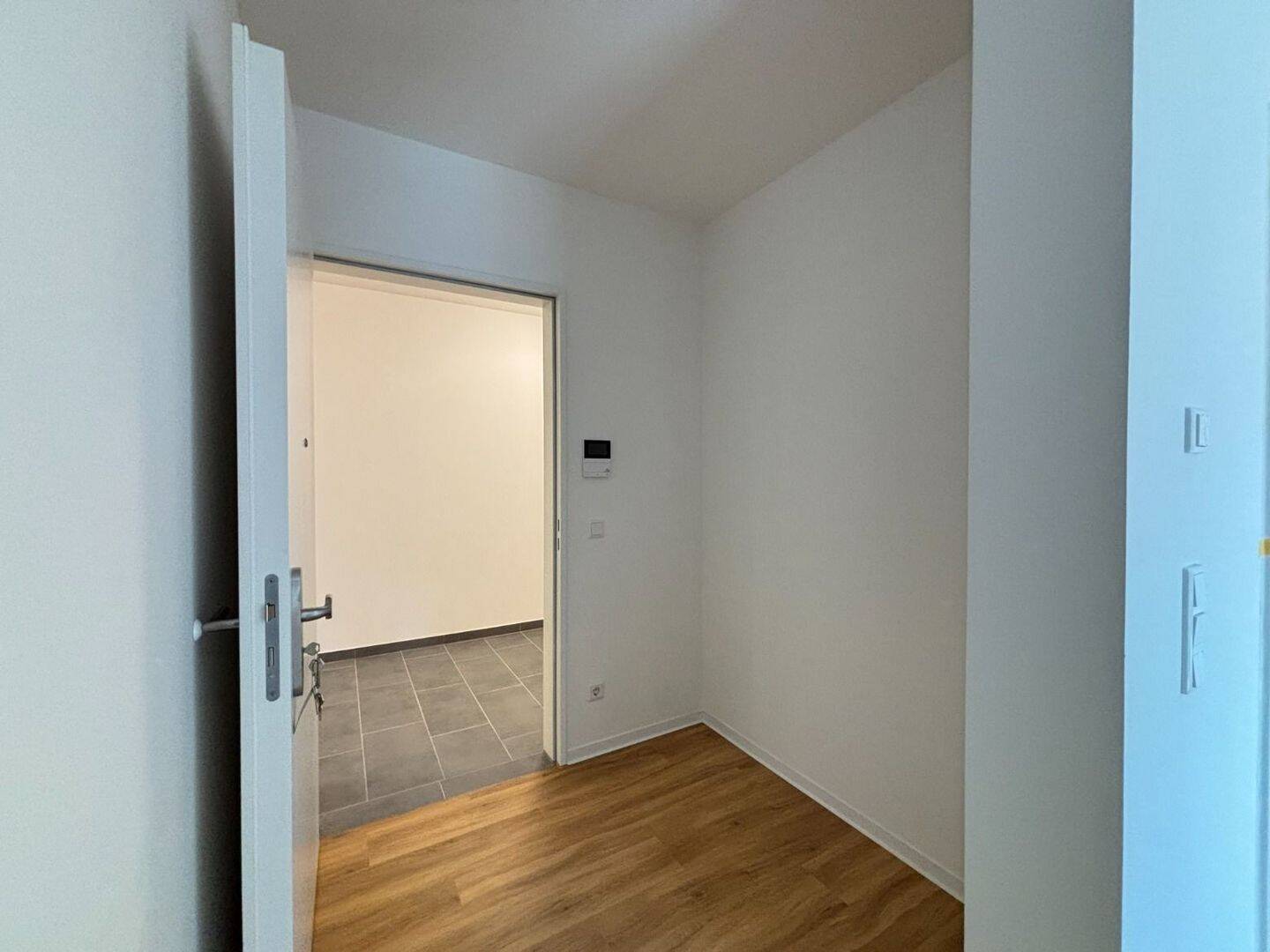 ERSTBEZUG! Coole 3-RW mit Ankleide, Wanne & Dusche, EBK und mehr !!! – 1159 Dresden – Vorschaubild 9