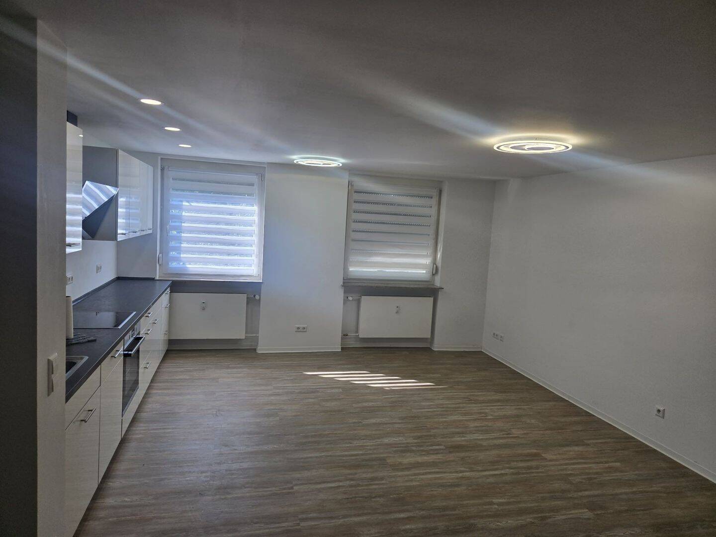 Moderne 2-Zimmer-Wohnung mit Balkon, Einbauküche & Tiefgaragenstellplatz – 70327 Stuttgart – Vorschaubild 3