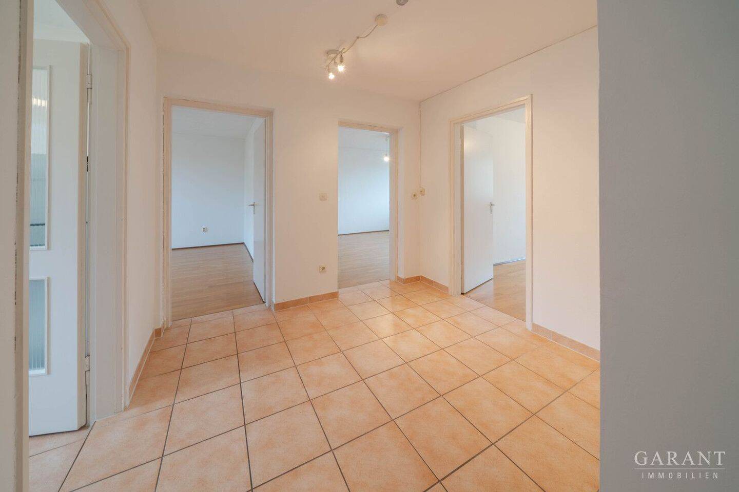 Attraktive 3 Zimmer-Wohnung mit Loggia, Aufzug & Stellplatz im Münchner Norden – 80935 München – Vorschaubild 9