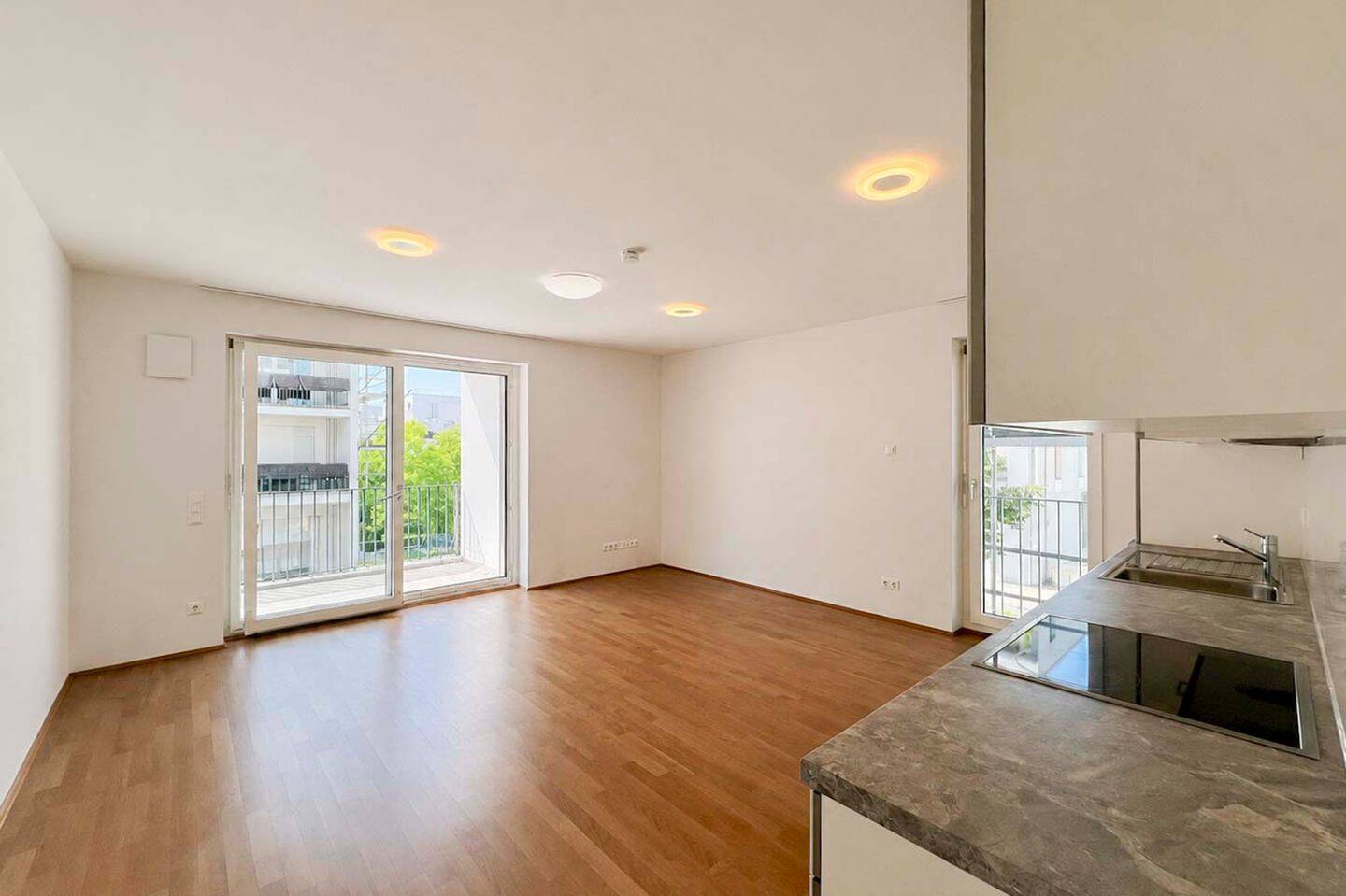 Sofort bezugsfrei: Neuwertige 2-Zimmer-Wohnung mit überdachtem Balkon inkl. Garagenstellplatz! – 80807 München – Vorschaubild 2