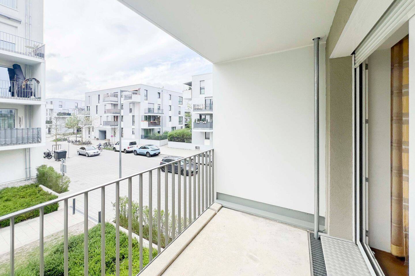 Sofort bezugsfrei: Neuwertige 2-Zimmer-Wohnung mit überdachtem Balkon inkl. Garagenstellplatz! – 80807 München – Vorschaubild 3