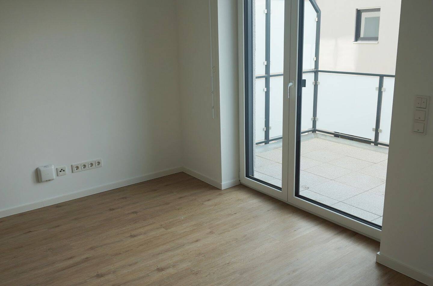 Modernes 1-Zimmer- Apartment mit Balkon + helles Ambiente, modernes Bad mit Dusche, NEUBAU 2020 – 63165 Mühlheim am Main – Vorschaubild 3