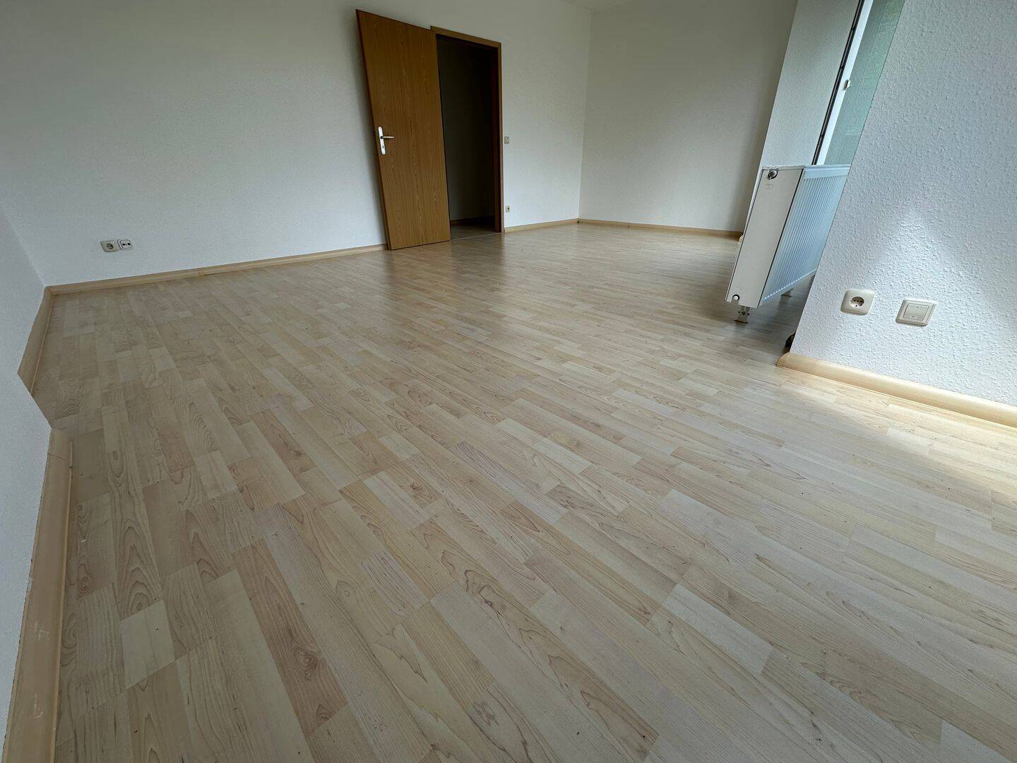 Frei ab 1.11. – Dachgeschoss mit Balkon / Laminat / Bad mit Fenster ! – 9131 Chemnitz – Vorschaubild 4
