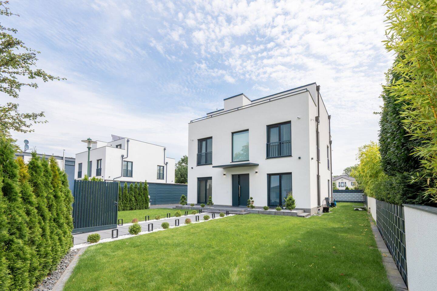 Neuwertiges Familiendomizil mit 9 Zimmern und Garten im Villenpark Potsdam-Groß Glienicke – 14476 Potsdam – Vorschaubild 2