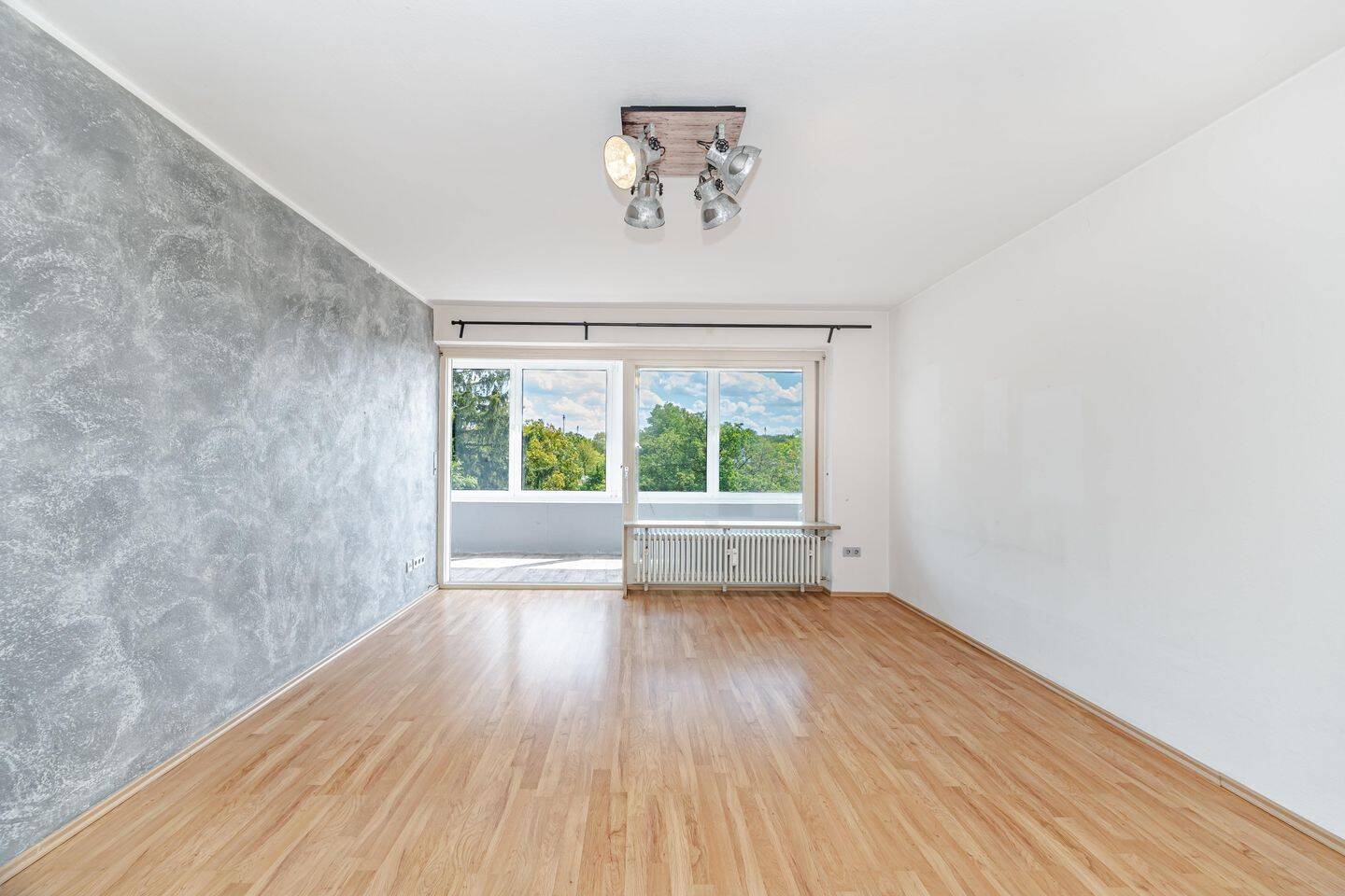 Bezugsfreie 2-Zimmer-Wohnung mit großzügiger Süd-Loggia und gepflegtem Zustand – 80992 München – Vorschaubild 3