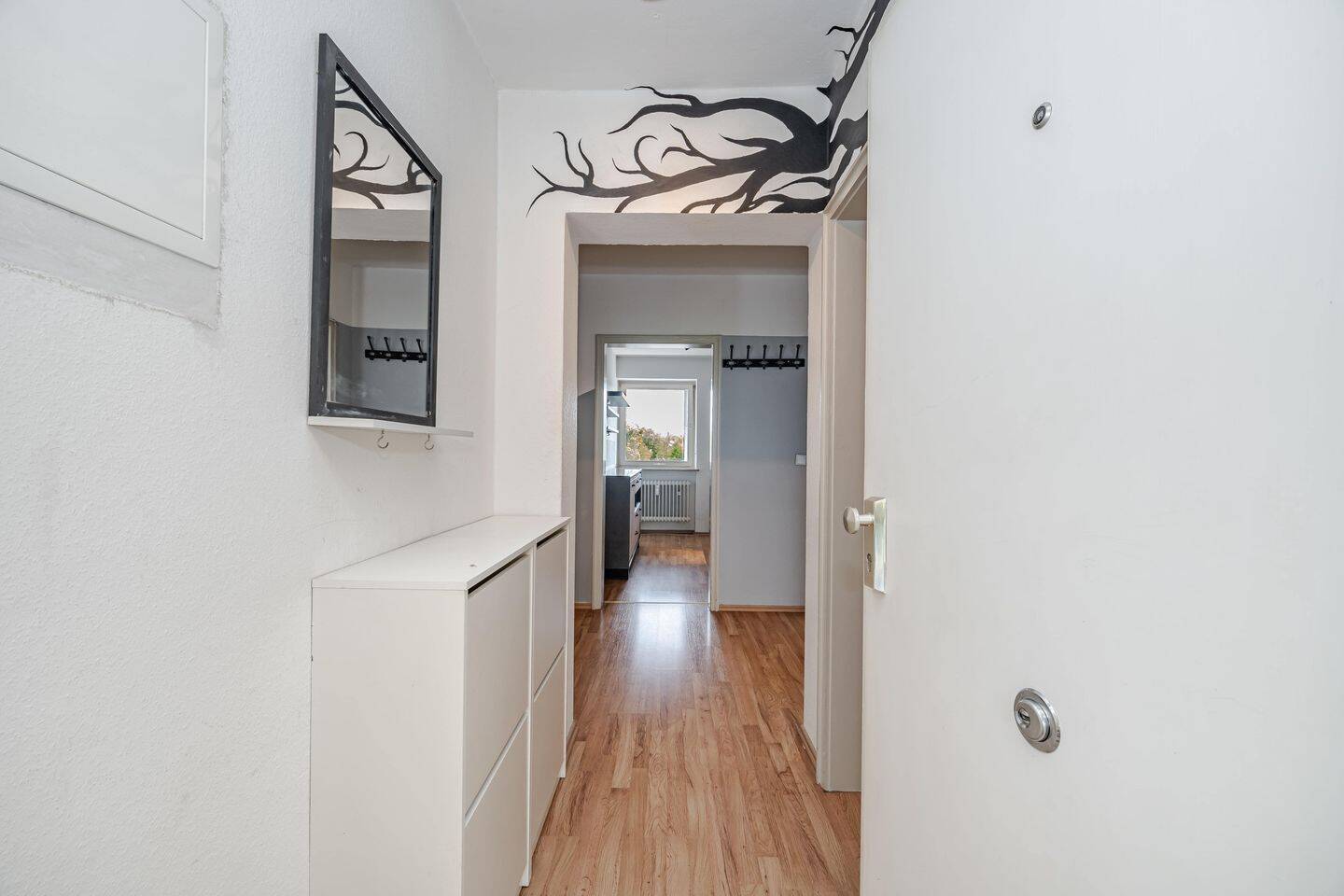 Bezugsfreie 2-Zimmer-Wohnung mit großzügiger Süd-Loggia und gepflegtem Zustand – 80992 München – Vorschaubild 10