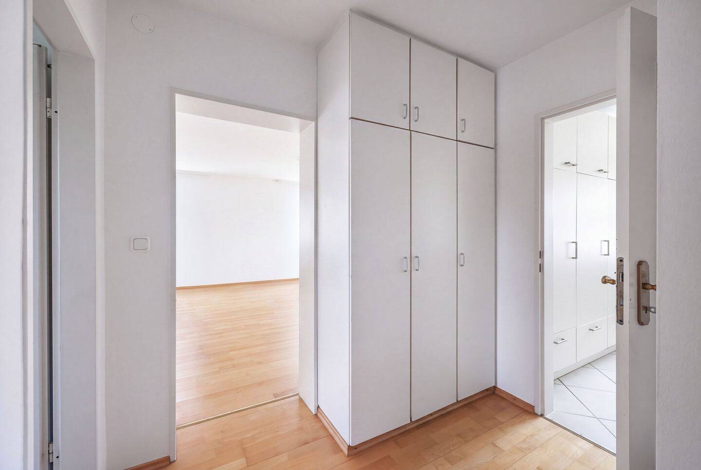 Großzügige 4-Zimmerwohnung mit viel Potenzial und 2 Balkonen – 80686 München – Vorschaubild 9