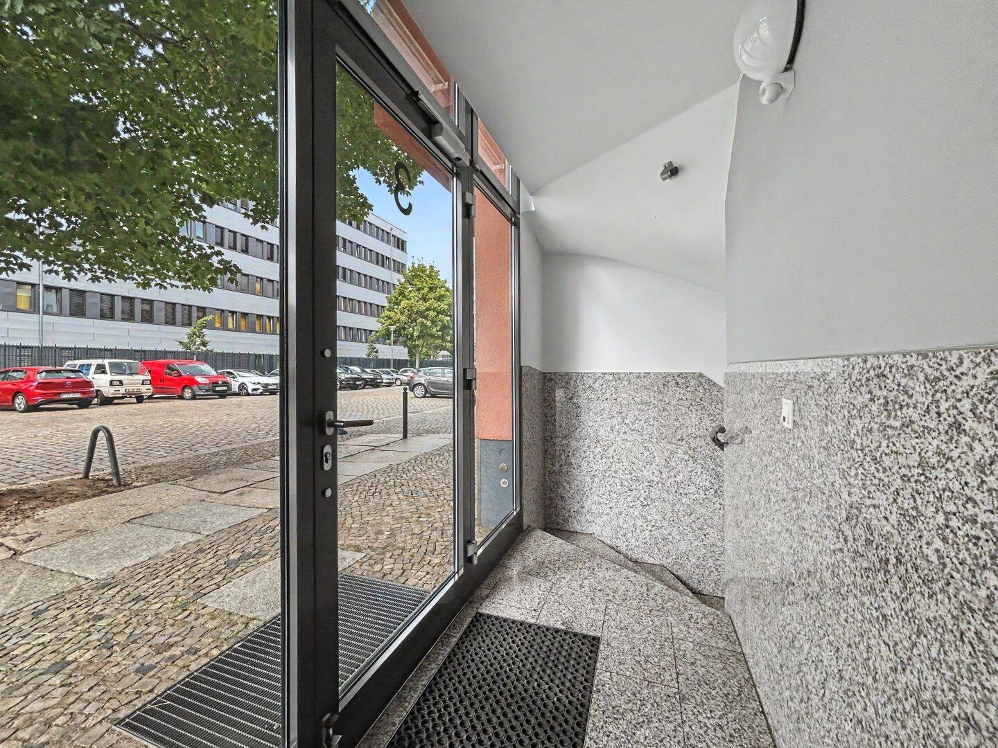 Bezugsfrei für Eigennutzer: Top geschnittene 2-Zimmer-Wohnung mit Balkon im Europaviertel in Berlin – 10115 Berlin – Vorschaubild 2