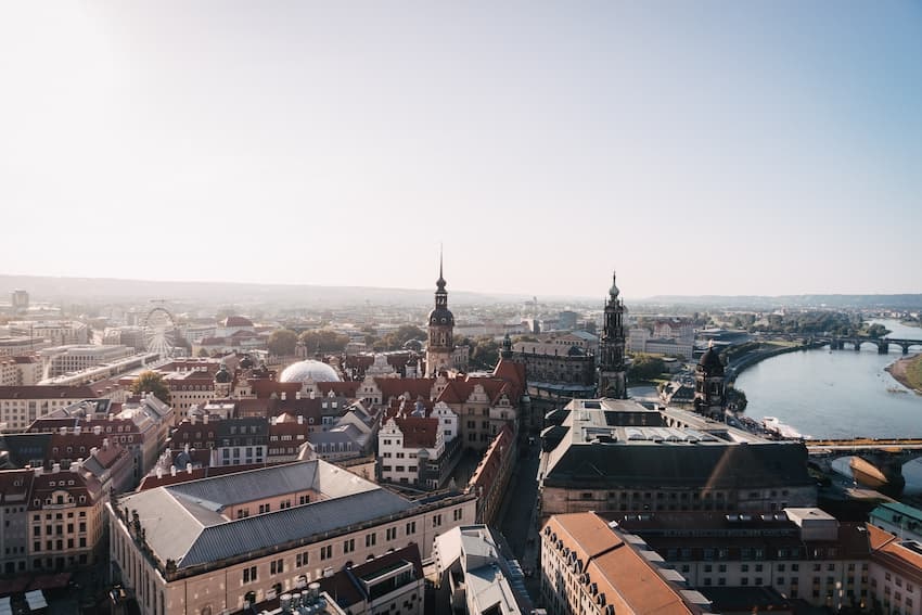 Ein Blick auf den Dresdner Immobilienmarkt 
Bild zeigt Dresden von oben im Morgendunst
