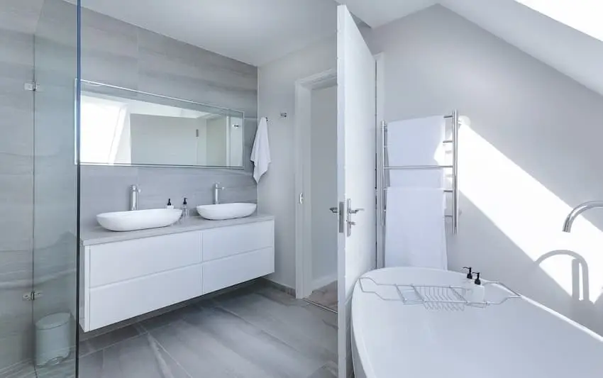 Immobilien als Altersvorsorge: Lohnt sich das wirklich? 2 Immobilien als Altersvorsorge: Wertfaktor Bad Bild zeigt modernes Badezimmer mit 2 großen Waschtischen.