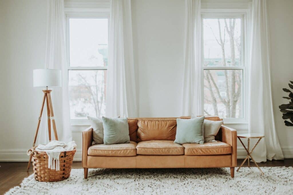 Ambiente im Wohnzimmer: geschickt platzierte Möbel mit kleinem Tisch erhalten großzügige Atmosphäre